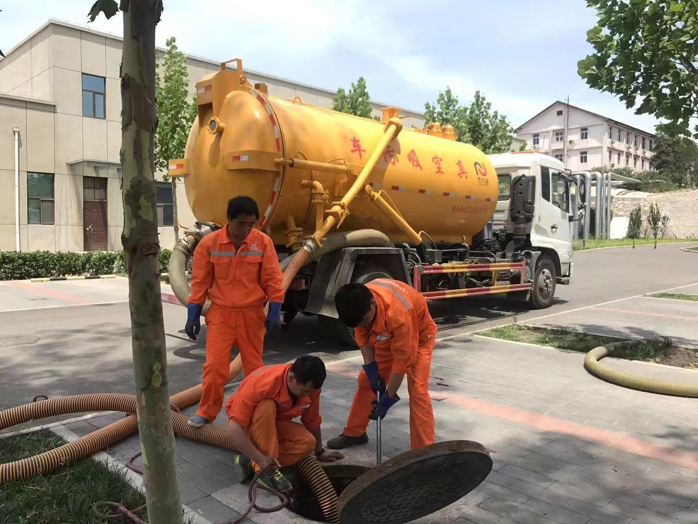 蔡甸管道疏通车停在窨井附近