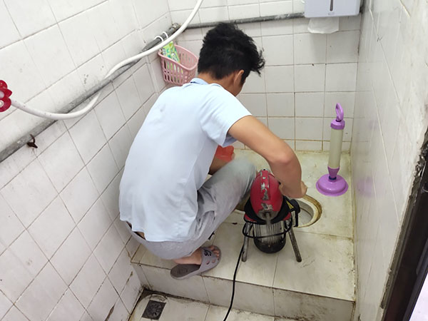 蔡甸管道堵塞冒臭气 专业师傅现场解决问题